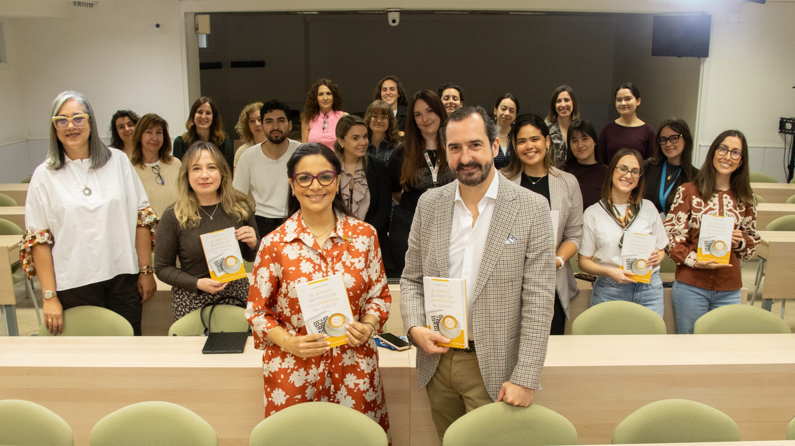 Firma de libro — Lourdes Nivar