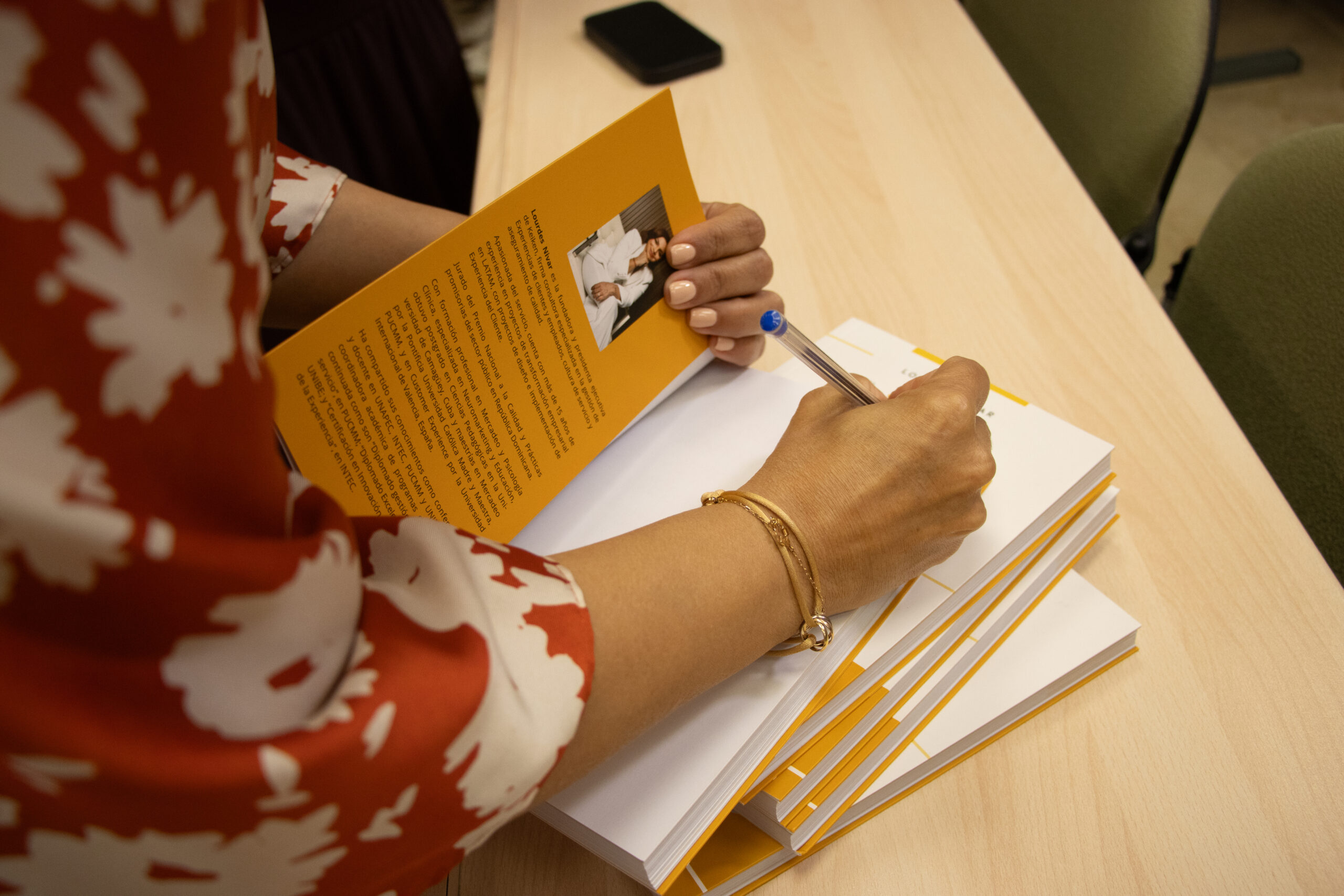 Firma de libros Louders Nivar — 7